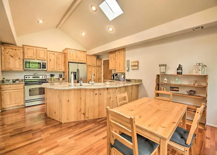 Wooded Yard, Gas Grill: Lush Retreat Holiday home *