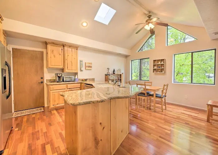 Wooded Yard, Gas Grill: Lush Retreat Holiday home *