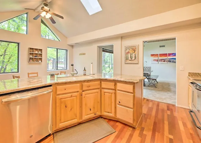 Holiday home Wooded Yard, Gas Grill: Lush Retreat *