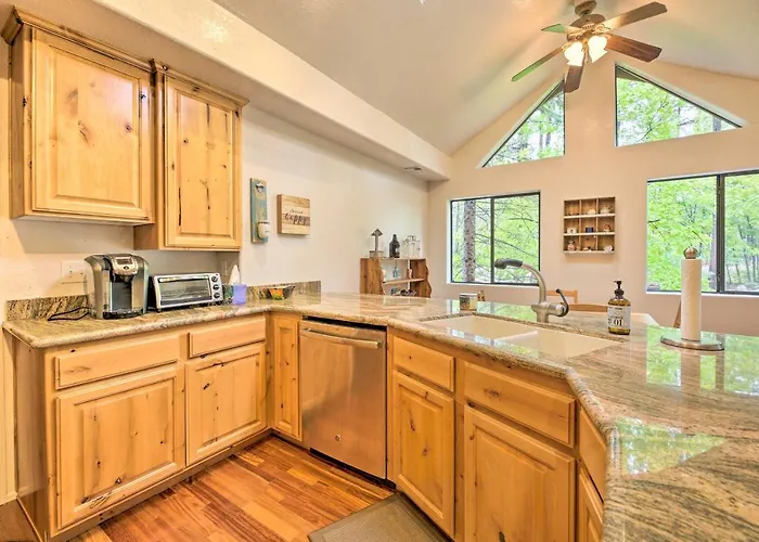 Wooded Yard, Gas Grill: Lush Retreat Holiday home