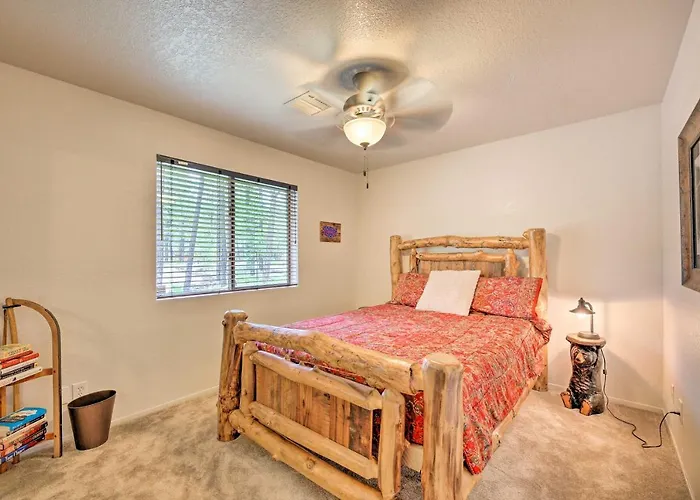 Wooded Yard, Gas Grill: Lush Retreat Holiday home *