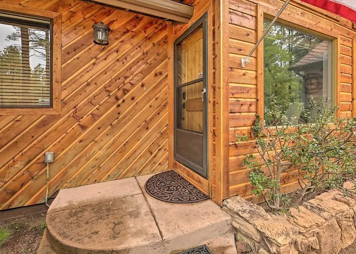 Wooded Yard, Gas Grill: Lush Retreat Holiday home *